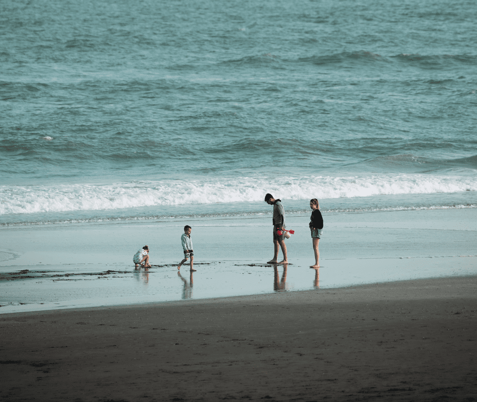 Family enjoying a low-toxic summer at the beach